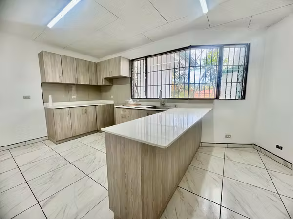 SE VENDE Casa con amplio terreno en Loma Real, Escazu KS