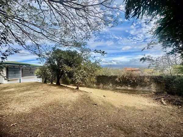 SE VENDE Casa con amplio terreno en Loma Real, Escazu KS