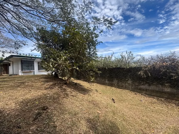 SE VENDE Casa con amplio terreno en Loma Real, Escazu KS