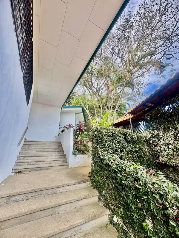 SE VENDE Casa con amplio terreno en Loma Real, Escazu KS