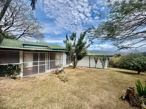 SE VENDE Casa con amplio terreno en Loma Real, Escazu KS