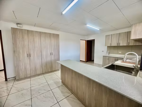 SE VENDE Casa con amplio terreno en Loma Real, Escazu KS