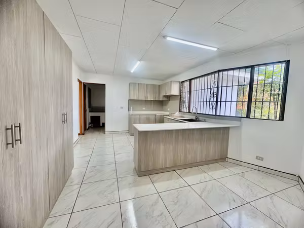 SE VENDE Casa con amplio terreno en Loma Real, Escazu KS