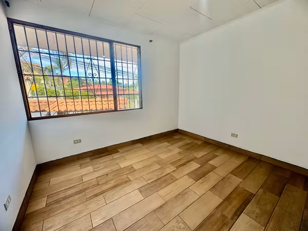 SE VENDE Casa con amplio terreno en Loma Real, Escazu KS