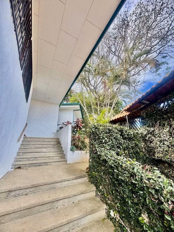SE VENDE Casa con amplio terreno en Loma Real, Escazu KS