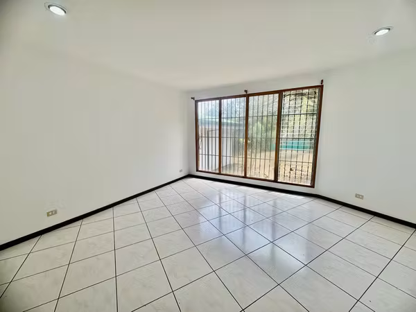 SE VENDE Casa con amplio terreno en Loma Real, Escazu KS