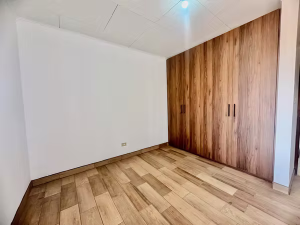 SE VENDE Casa con amplio terreno en Loma Real, Escazu KS
