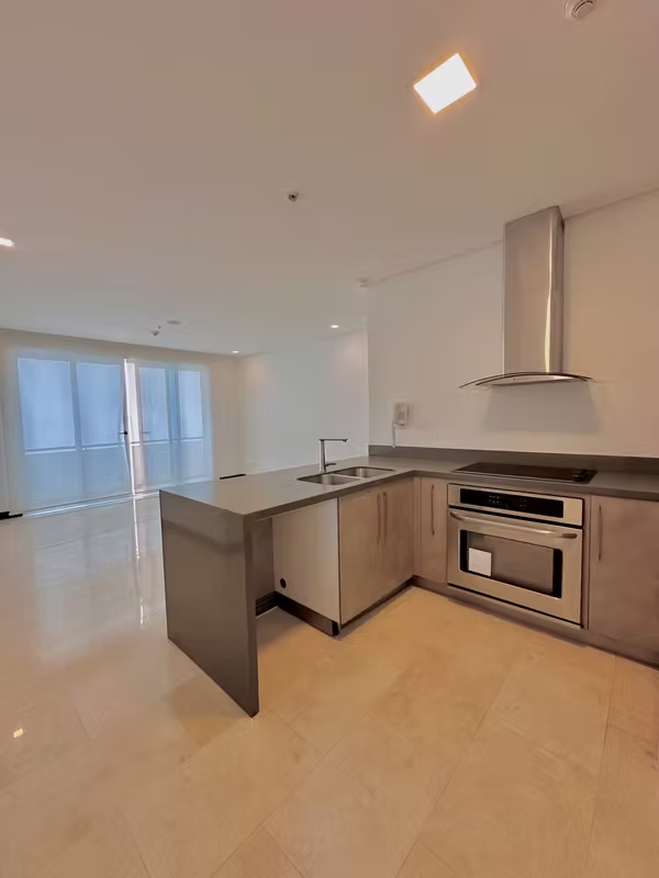 SE ALQUILA AMPLIO APARTAMENTO EN NUNCIATURA
