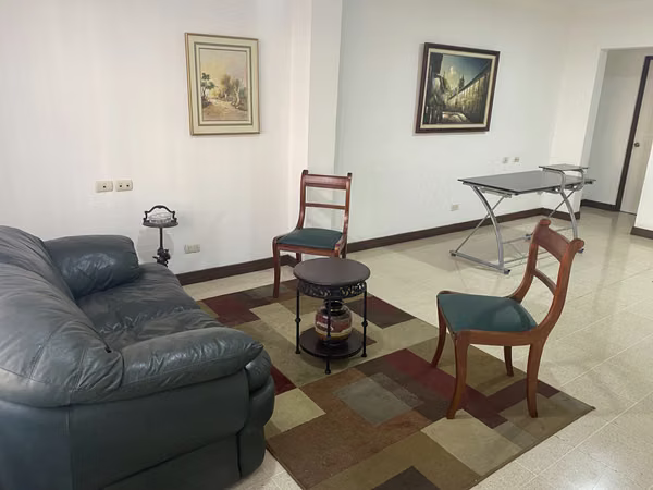 Se alquila edificio de 3 pisos con parqueo interno en San José