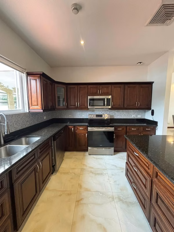 Stunning 3-Bedroom Fully Furnished Apartment in San Rafael, Escazú