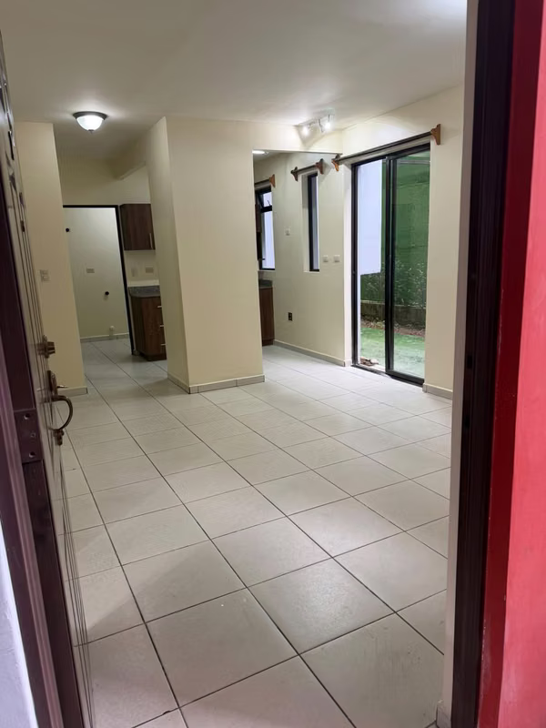 Apartamento en San Pedro, por U Latina, primera planta, dos cuartos y parqueo.  NO animales.