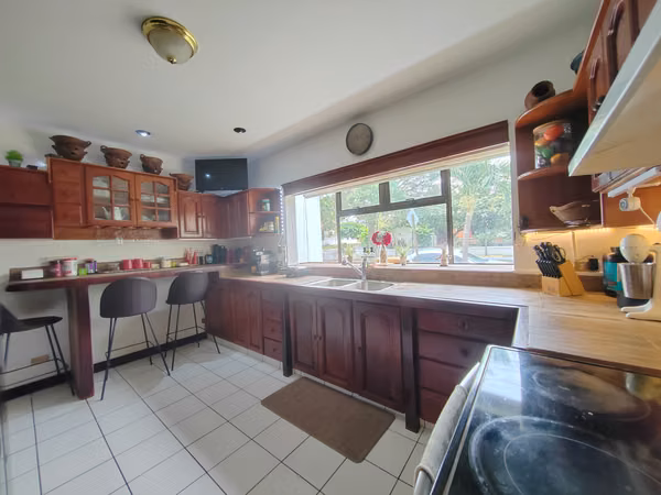 Venta Casa Independiente en Belén | Oficina, Terraza, Jacuzzi y 300 m²
