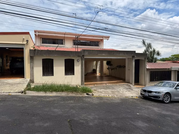 Exclusiva Residencia en Rohrmoser – Amplios Espacios y Ubicación Privilegiada