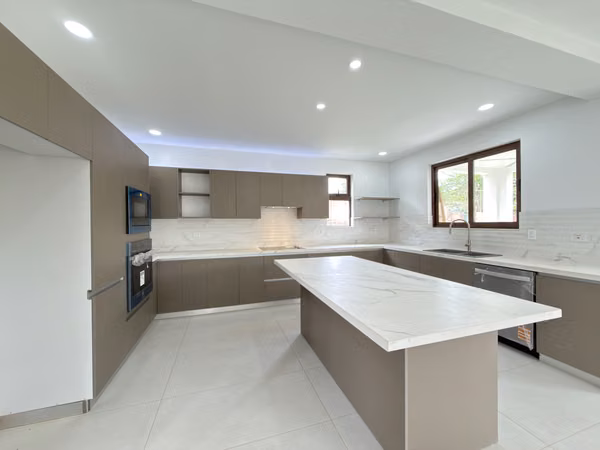 Casa a estrenar Condominio Posada del Río La Guácima, 4 habitaciones en suite, línea blanca incluida