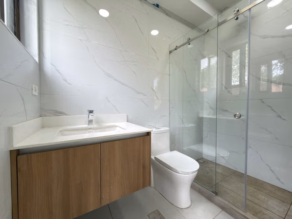 Casa a estrenar Condominio Posada del Río La Guácima, 4 habitaciones en suite, línea blanca incluida
