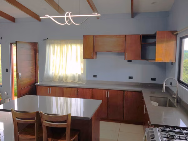 Moderna casa con lindas vistas a las montañas en Naranjo