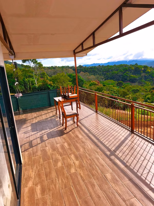 Moderna casa con lindas vistas a las montañas en Naranjo