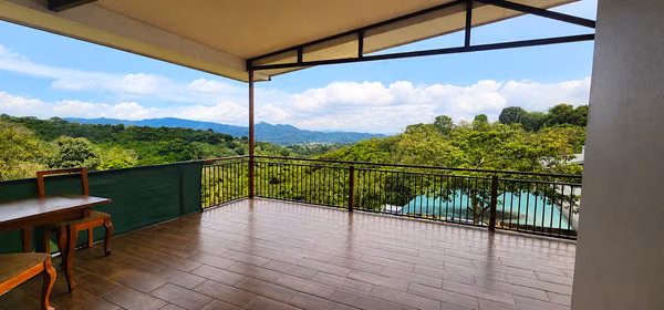 Moderna casa con lindas vistas a las montañas en Naranjo