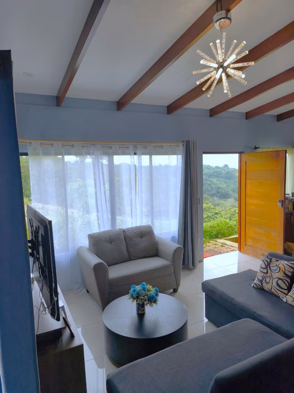 Moderna casa con lindas vistas a las montañas en Naranjo