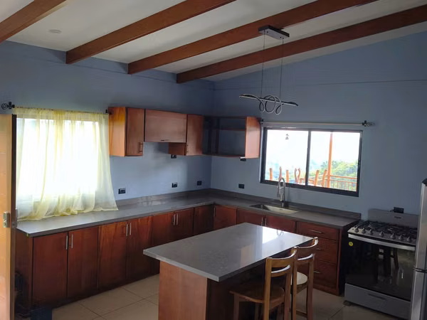 Moderna casa con lindas vistas a las montañas en Naranjo