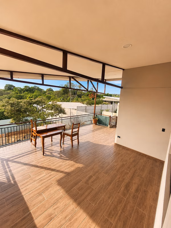 Moderna casa con lindas vistas a las montañas en Naranjo