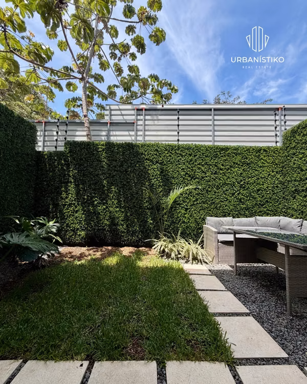 Oportunidad alquiler casa Bali Guachipelin Escazú 2 habs + sala de tv línea blanca incluida patio