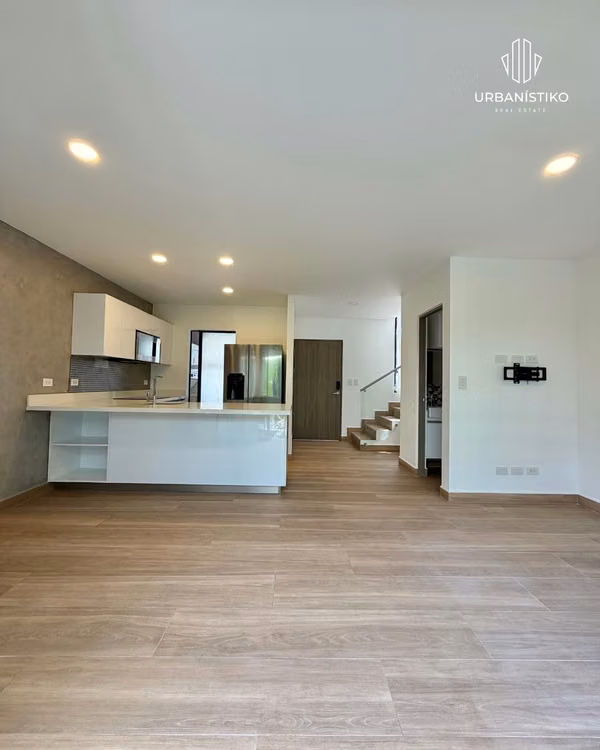 Oportunidad alquiler casa Bali Guachipelin Escazú 2 habs + sala de tv línea blanca incluida patio