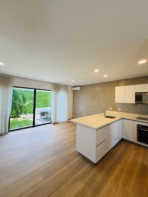 Oportunidad alquiler casa Bali Guachipelin Escazú 2 habs + sala de tv línea blanca incluida patio