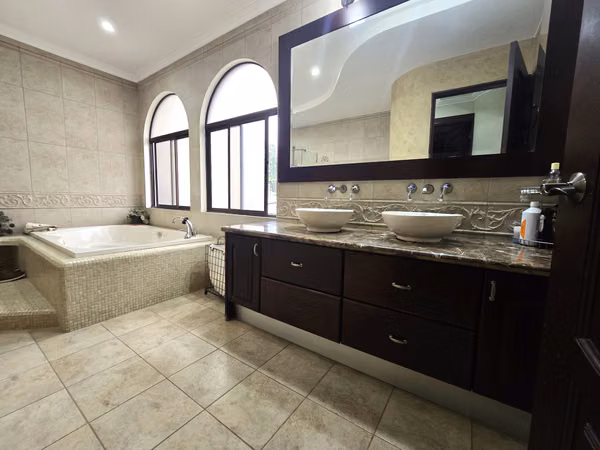 Venta Casa de Lujo en Pinares, Curridabat | 4 Hab +/Gimnasio y atico/ 10 Parking