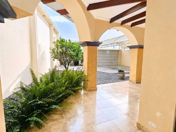 Venta Casa de Lujo en Pinares, Curridabat | 4 Hab +/Gimnasio y atico/ 10 Parking