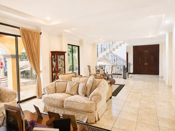 Venta Casa de Lujo en Pinares, Curridabat | 4 Hab +/Gimnasio y atico/ 10 Parking