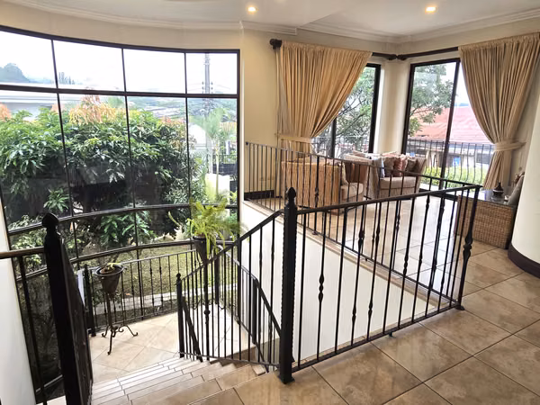 Venta Casa de Lujo en Pinares, Curridabat | 4 Hab +/Gimnasio y atico/ 10 Parking