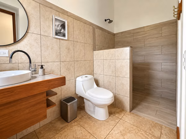 EXCLUSIVA PROPIEDAD EN VENTA CON PISCINA PRIVADA, CASA DE HUÉSPEDES Y AMPLIOS TERRENOS