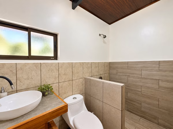 EXCLUSIVA PROPIEDAD EN VENTA CON PISCINA PRIVADA, CASA DE HUÉSPEDES Y AMPLIOS TERRENOS