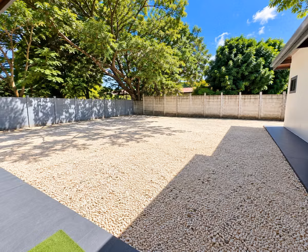 EXCLUSIVA PROPIEDAD EN VENTA CON PISCINA PRIVADA, CASA DE HUÉSPEDES Y AMPLIOS TERRENOS