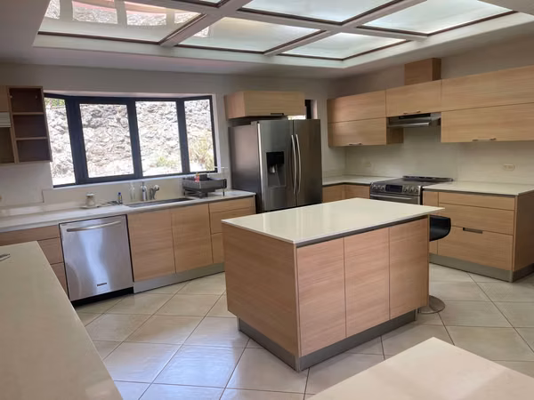 Vendo o alquilo exclusiva residencia en Cerro Alto, Guachipelin Escazu