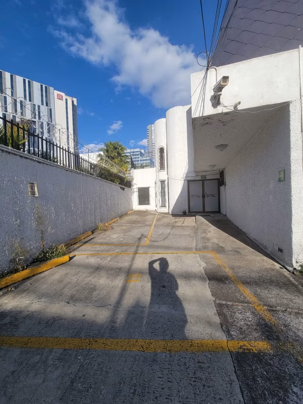 SE ALQUILA AMPLIA PROPIEDAD COMERCIAL EN NUNCIATURA