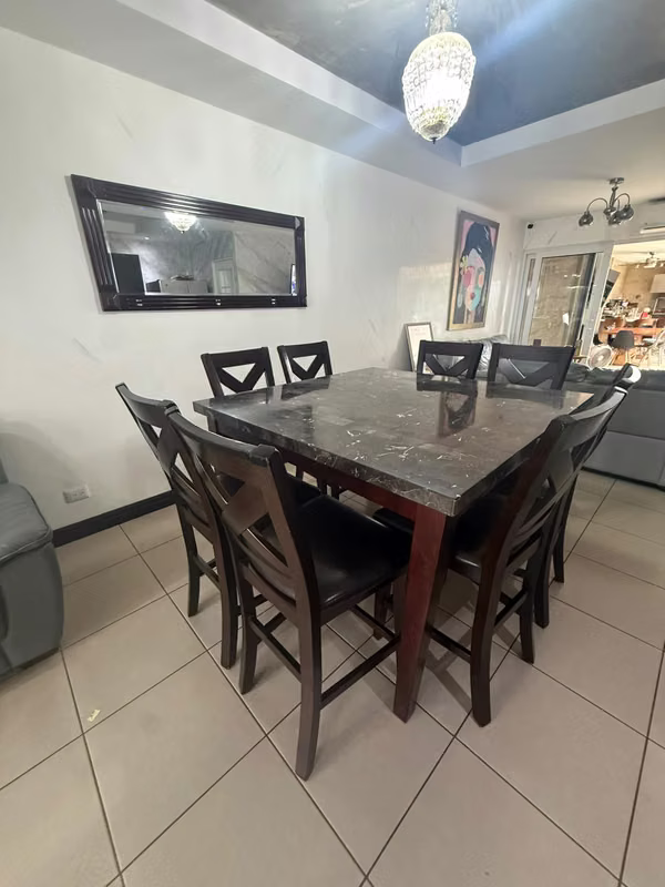 VENDO COMEDOR DE MARMOL CON 8 SILLAS ELEGANTE