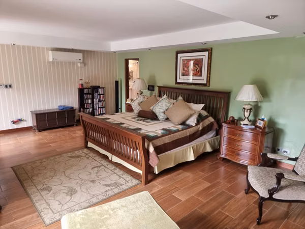 Casa en venta una sola planta y patio Pinares de Curridabat