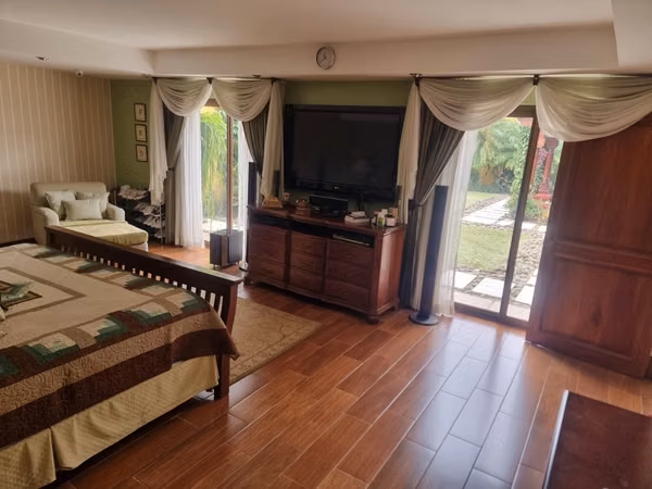 Casa en venta una sola planta y patio Pinares de Curridabat