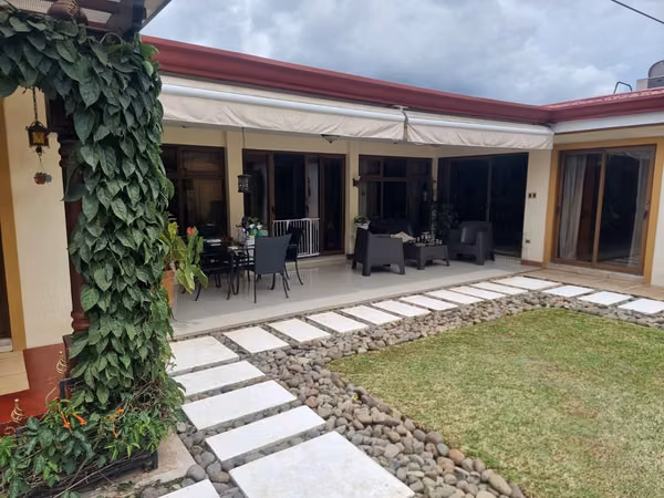 Casa en venta una sola planta y patio Pinares de Curridabat