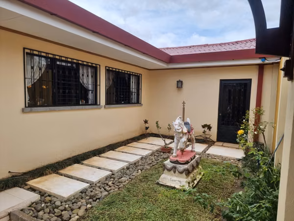 Casa en venta una sola planta y patio Pinares de Curridabat