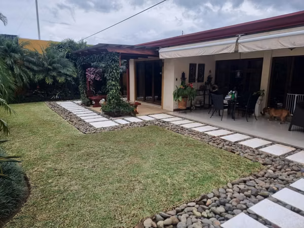 Casa en venta una sola planta y patio Pinares de Curridabat