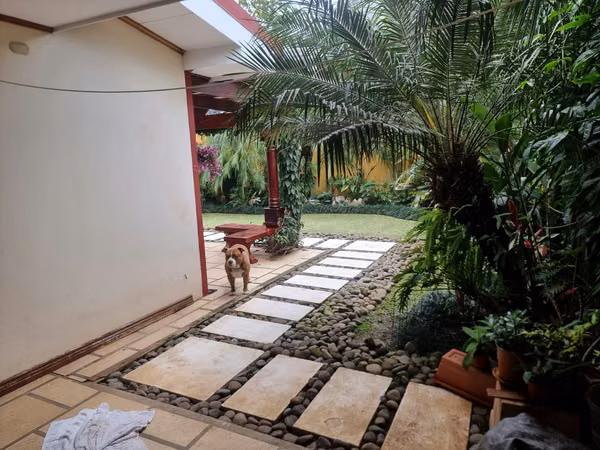 Casa en venta una sola planta y patio Pinares de Curridabat