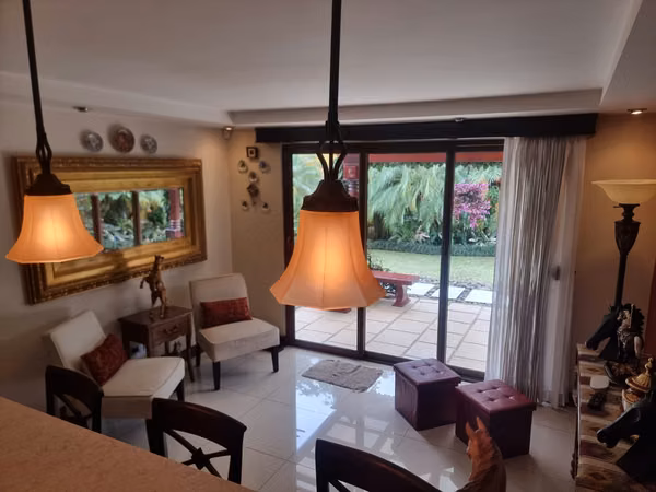 Casa en venta una sola planta y patio Pinares de Curridabat