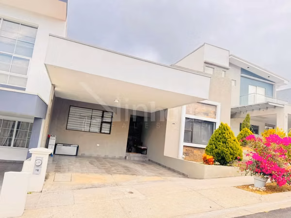 id # 42027 Hermosa casa de una planta en condominio