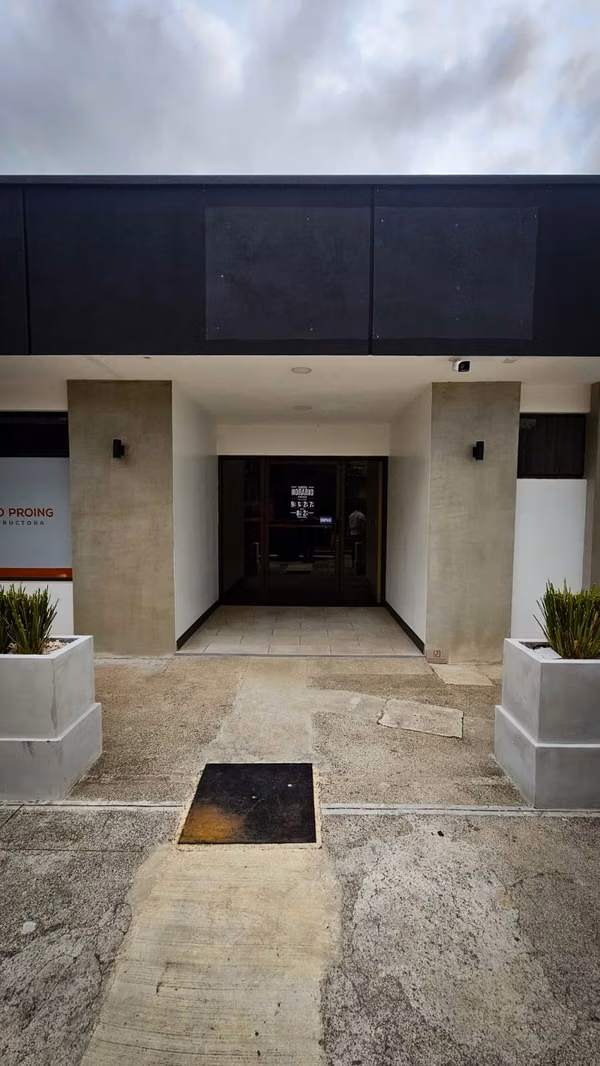 Local para clínica 230 m2 en Plaza Comercial Calle Vieja a Tres Rios