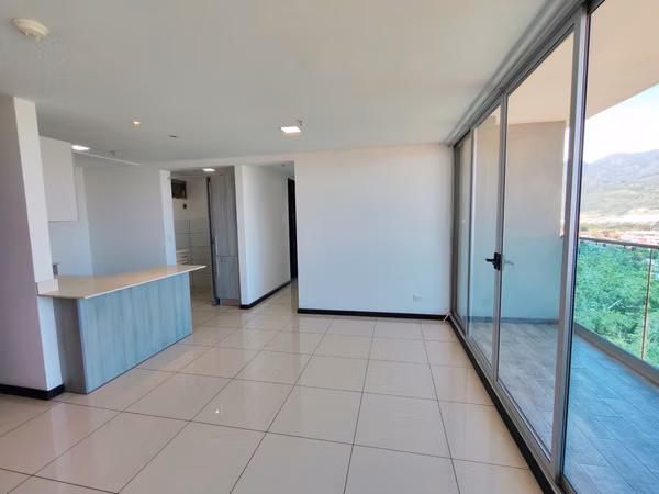 Se alquila apartamento de 3 habitaciones en Sabana Sur.