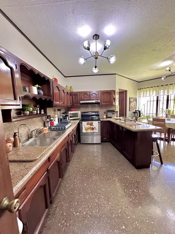 SE VENDE CASA USO MIXTO O RESIDENCIAL EN SABANA SUR