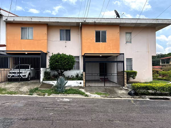 ¡OPORTUNIDAD DE INVERSIÓN! Gran terreno de 373 m²  y 472 m² con alto potencial.